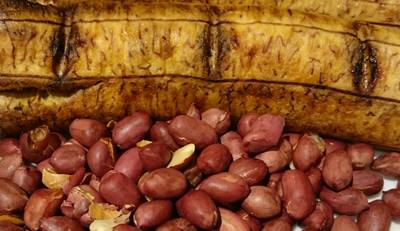 Plantain and groundnuts, a great vegan snack .